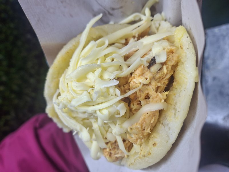 Arepa-Sifrina (Pollo y Queso Amarillo)